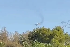 Luồn khói bốc ra từ khu vực xảy ra sự cố nghi là cháy động cơ trên chuyến bay 1665 của American Airlines hôm 25-6. Ảnh: FOX NEWS