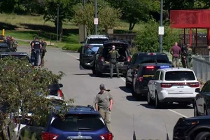 Lính cứu hỏa đang dập cháy rừng thì bị xả súng, 2 người thiệt mạng