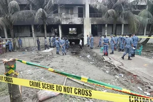 Cô giáo lao vào đám cháy cứu hàng chục học trò khi máy bay đâm xuống trường, rồi không qua khỏi 