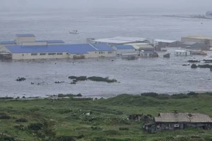 VIDEO: Sóng thần tràn ngập lụt nhà cửa ở quần đảo Kuril sau động đất cực mạnh 8,8 độ richter ở Nga