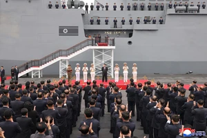 CHÙM ẢNH: Ông Kim Jong-un thăm chiến hạm 5.000 tấn đầu tiên của Triều Tiên