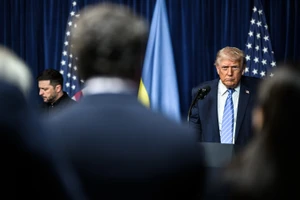 Tổng thống Mỹ Donald Trump (phải) và Tổng thống Ukraine Volodymyr Zelensky họp báo chung sau cuộc gặp tại khu nghỉ dưỡng Mar-a-Lago (bang Florida) ngày 28-12. Ảnh: White House 