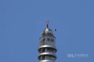 VIDEO: Nhà leo núi người Mỹ tay không chinh phục tòa nhà cao nhất Đài Loan