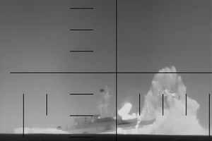 VIDEO: Tàu ngầm Mỹ phóng ngư lôi đánh chìm tàu chiến Iran