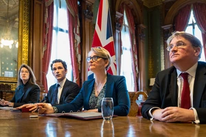 Anh chủ trì 40 nước họp bàn cách mở Eo biển Hormuz, vùng Vịnh kêu gọi LHQ hành động