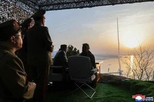 CHÙM ẢNH: Ông Kim Jong-un cùng con gái giám sát vụ phóng 5 tên lửa Hwasong-11 Ra