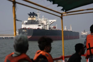 Cách tàu Iran 'phá' vòng phong tỏa của Mỹ ở eo biển Hormuz?