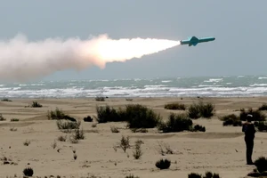 Giá dầu tăng vọt sau khi Iran tấn công UAE và tàu thuyền trên eo biển Hormuz