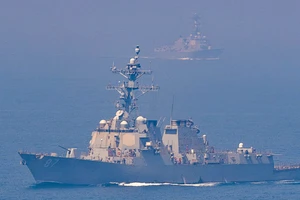 Chiến sự Trung Đông ngày 70: Tehran tấn công tàu chiến Mỹ, Washington không kích loạt địa điểm ở Iran, thỏa thuận ngừng bắn trên bờ vực