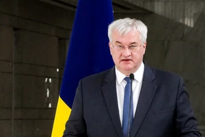 Ukraine đề xuất ngừng bắn sân bay với Nga