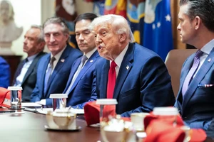 Ông Trump họp toàn thể nội các, bàn về Iran, bầu cử giữa kỳ và dịch Ebola