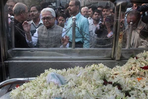 Thiếu nữ Ấn Độ bị cưỡng hiếp tập thể rồi thiêu sống