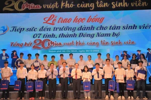 Trao 155 suất học bổng 'Tiếp sức đến trường' cho tân sinh viên khó khăn