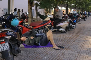 Nhiều phụ huynh ngoại tỉnh nô nức đưa con đi thi đánh giá năng lực