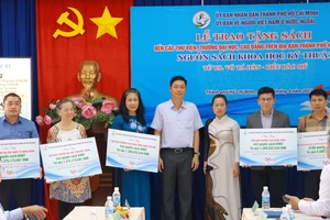 TS Võ Tá Hân tặng hơn 10.000 cuốn sách cho 20 thư viện, trường đại học