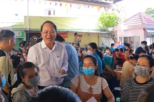 TP.HCM trao tặng hơn 500 phần quà cảm ơn người lao động vượt khó