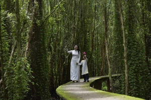 'Cùng con đi khắp thế gian' trở lại với phiên bản toàn cầu