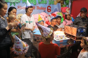 Bữa tiệc sinh nhật đặc biệt tại xóm trọ bệnh nhi ung thư