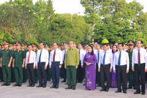 Lãnh đạo TP.HCM dâng hương, dâng hoa tưởng nhớ các anh hùng liệt sĩ