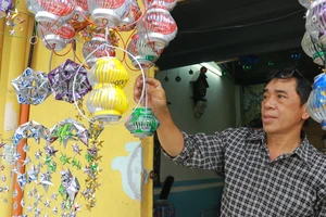 Người thợ sửa khóa biến vỏ lon thành lồng đèn độc lạ