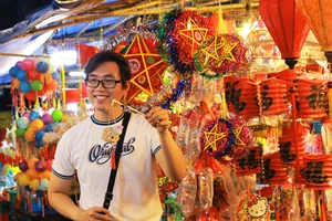 Giới trẻ TP.HCM lên đồ chơi trung thu sớm ở phố lồng đèn