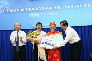 Nhà sử học Nguyễn Đình Tư nhận Giải thưởng khoa học Trần Văn Giàu