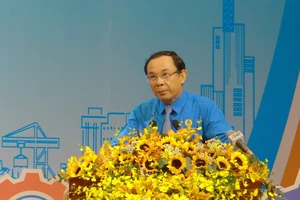 Bí thư Thành ủy TP.HCM Nguyễn Văn Nên gửi lời chúc mừng các đại biểu được tín nhiệm bầu vào Ban Chấp hành LĐLĐ khóa XII. Ảnh: VÕ THƠ