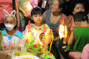  Bệnh nhi ung thư vui đón trung thu tại 'xóm trọ' của các em ở TP Thủ Đức