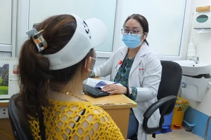 Suy thận nặng do uống cỏ mực, viên uống trắng da không rõ nguồn gốc