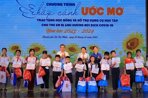 Trao học bổng ‘Chắp cánh ước mơ’ cho trẻ em bị ảnh hưởng bởi COVID-19