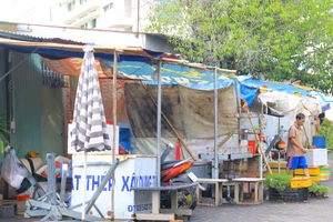 Công nhân hạn chế chi tiêu, nhiều chợ tự phát 'xóa sổ'