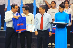 Bí thư Thành ủy TP.HCM Nguyễn Văn Nên tham dự lễ trao học bổng 'Tiếp sức đến trường' 