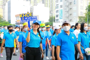 Hơn 10.000 người đi bộ đồng hành 'Vì sức khỏe người lao động'