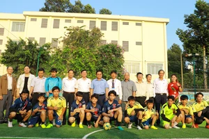 Trẻ em ở Trung tâm bảo trợ Tam Bình có sân bóng mới