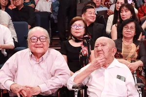 Nghệ sĩ Mạc Can, Hùng Minh,… nhận quà tết từ NSND Kim Cương