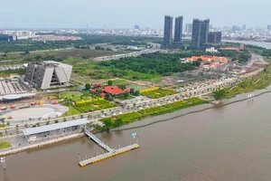 Người dân TP.HCM đến Công viên bờ sông Sài Gòn tận hưởng không gian xanh 