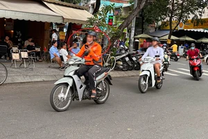Tai nạn giao thông chực chờ khi vừa lái xe vừa sử dụng điện thoại