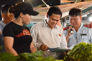 Xuyên đêm kiểm tra an toàn thực phẩm tại chợ đầu mối Hóc Môn 