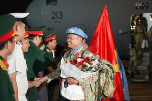 Chùm ảnh: Ngày trở về đầy xúc động của các chiến sĩ mũ nồi xanh Việt Nam 
