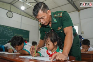 Người thầy mang quân hàm xanh hơn 14 năm 'gieo chữ' nơi đảo xa