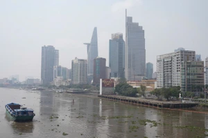 Nhiều nơi tại TP.HCM chìm trong sương mù 