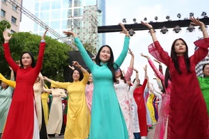 Hơn 3.000 người đồng diễn dân vũ với Áo dài tại TP.HCM 