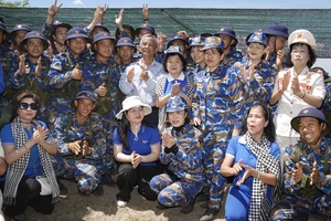 Quỹ học bổng Vừ A Dính thăm, tặng quà chiến sĩ Lữ đoàn 101, Vùng 4 Hải quân