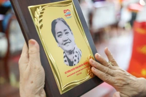 Nghe tâm tình xúc động của các mẹ Việt Nam anh hùng, nữ cựu tù, biệt động Sài Gòn