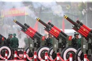 15 khẩu đại bác tại Bến Bạch Đằng khai hỏa diễn tập