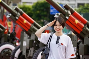 Người dân hào hứng xem luyện tập bắn đại bác ở bến Bạch Đằng, TP.HCM