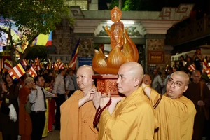 Hàng nghìn người tham gia rước tôn tượng Đức Phật sơ sinh tại TP.HCM