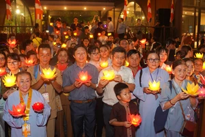 Hàng ngàn Phật tử thả hoa đăng cầu nguyện hòa bình tại Đại lễ Vesak 2025
