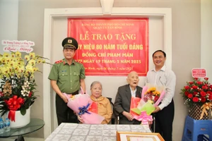 Giám đốc Công an TP.HCM Lê Hồng Nam trao Huy hiệu Đảng tại quận Tân Bình