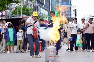 Hàng nghìn người trải nghiệm làm lính cứu hỏa tại phố đi bộ Nguyễn Huệ